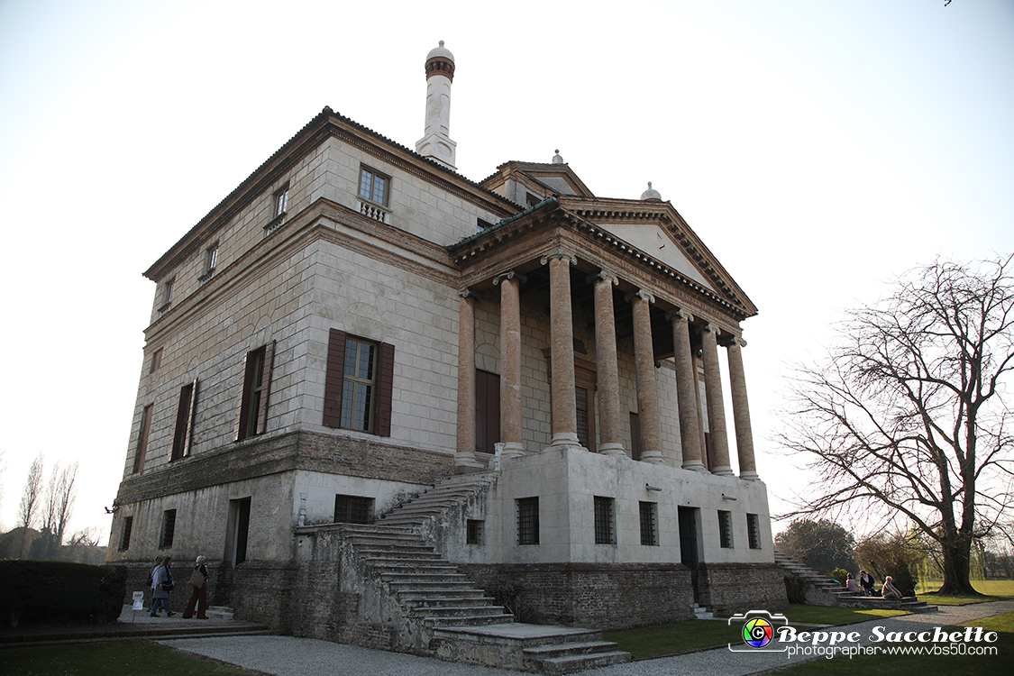 VBS_6972 - Villa Foscari detta La Malcontenta - Mira (Venezia).jpg - VILLA FOSCARI detta LA MALCONTENTA Villa veneta a Mira (Venezia) progettata da Andrea Palladio nel 1559 per i fratelli Nicolò e Alvise Foscari, appartenenti a una delle famiglie più potenti della Repubblica di Venezia. La residenza ha un carattere maestoso e imponente. L'edificio fu voluto da Nicolò Foscari (proprietario della celebre Ca' Foscari sul Canal Grande),
